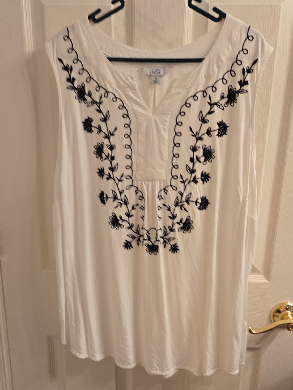Croft & Barrow White Sleeveless Embroidered V-Neck Top